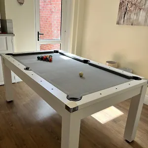 4 Bedroom, Sleeps 8, 30 Seconds From Beach, Games Table The Mumbles